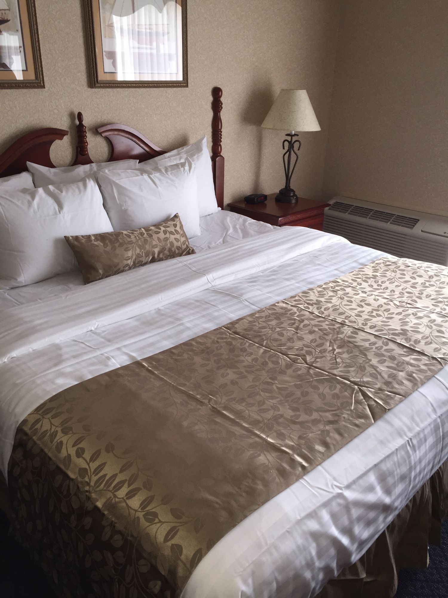 Фото Lakeside Resort and Conference Center