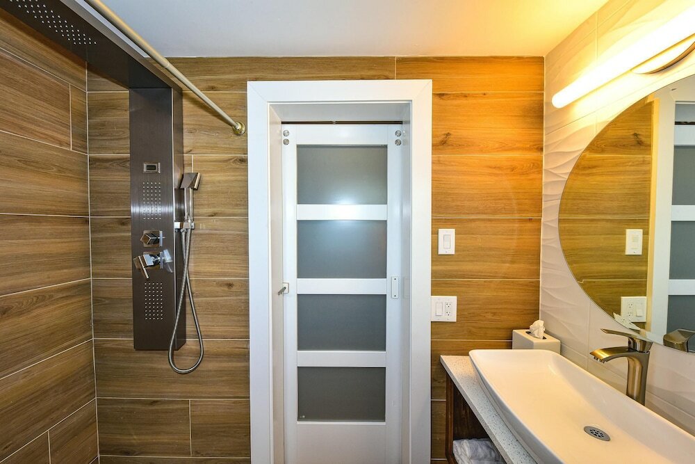 Фото Sun Tower Hotel & Suites on the Beach