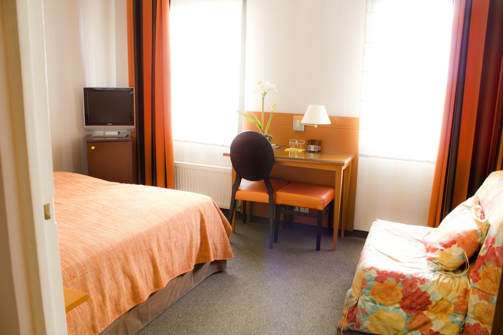 Фото Hotel Espace Champerret