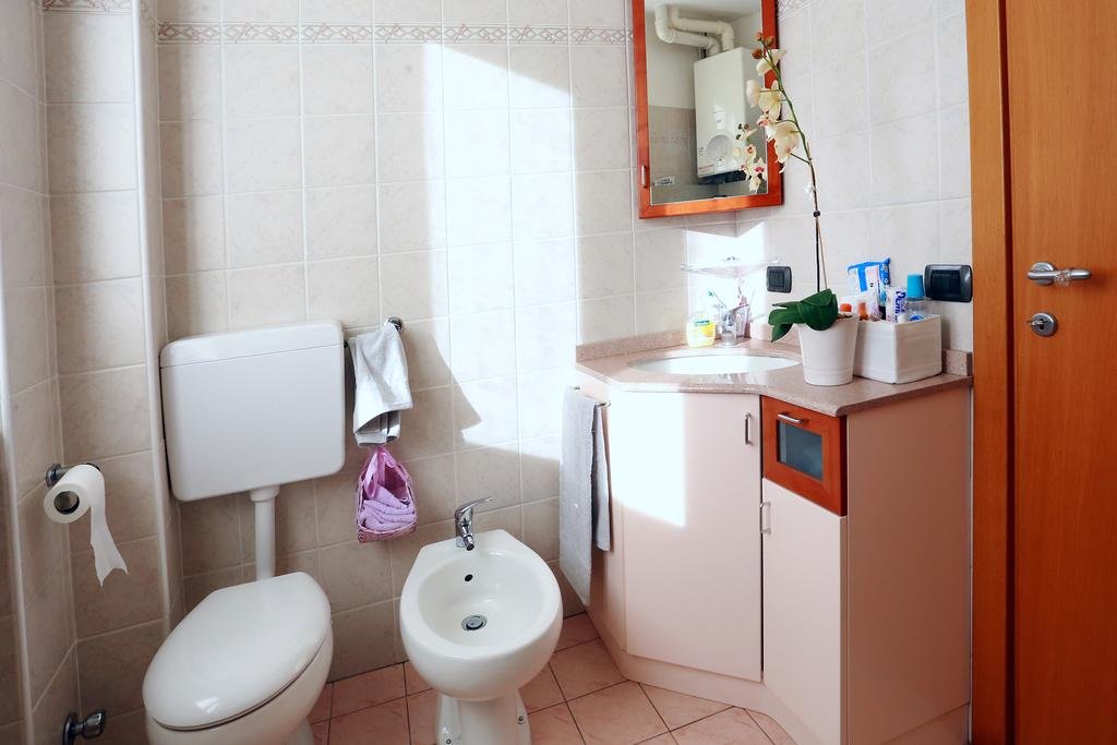 Фото The Lake Apartment