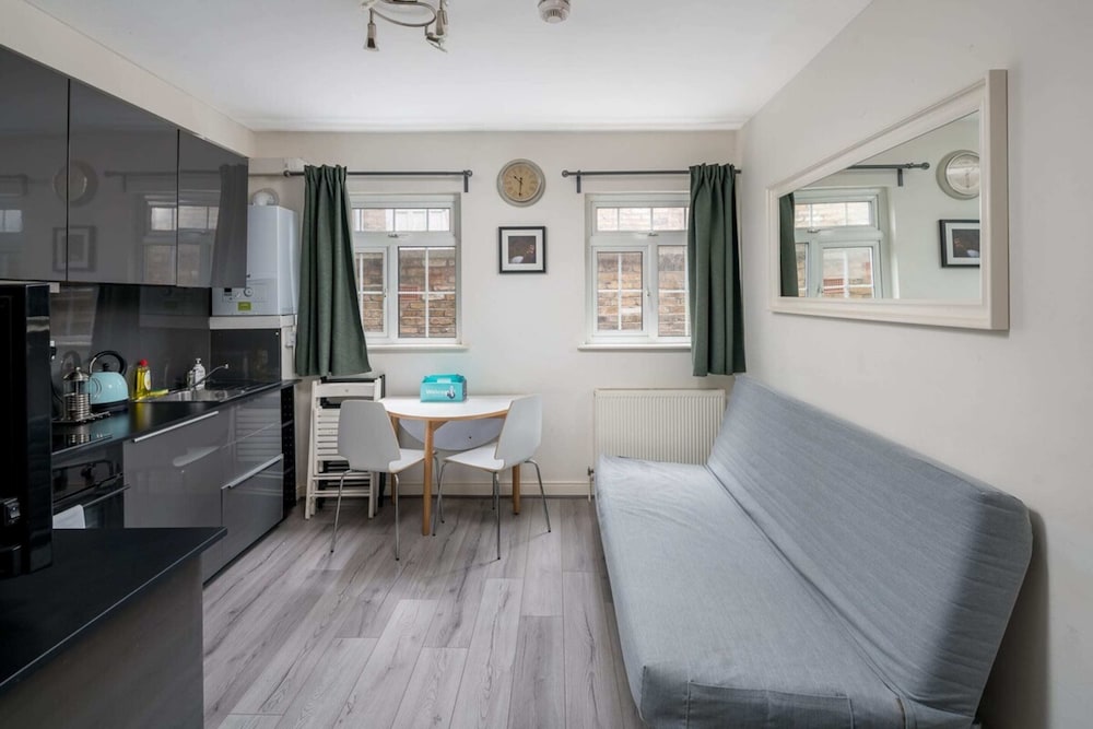 Фото Contemporary 2 Bedroom Apartment in Angel