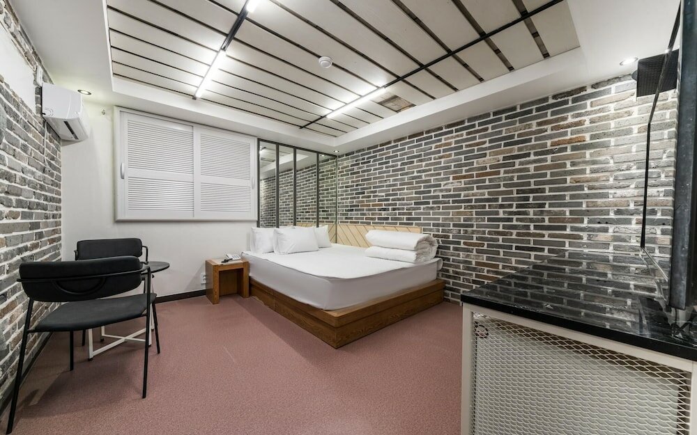 Фото Busan Daeyeondong Hotel With