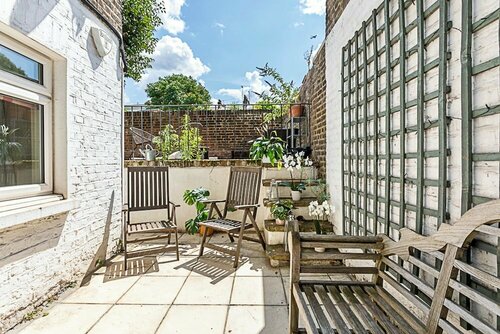 Kensington Retreat With Private Patio