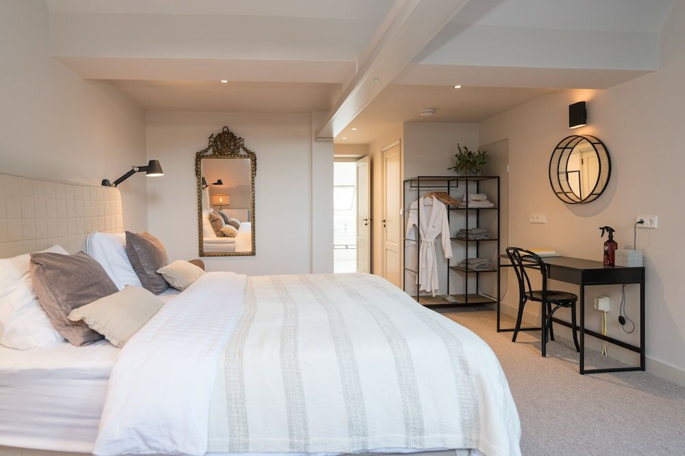 Фото 17th Century Canal Apartment with Roof Terrace