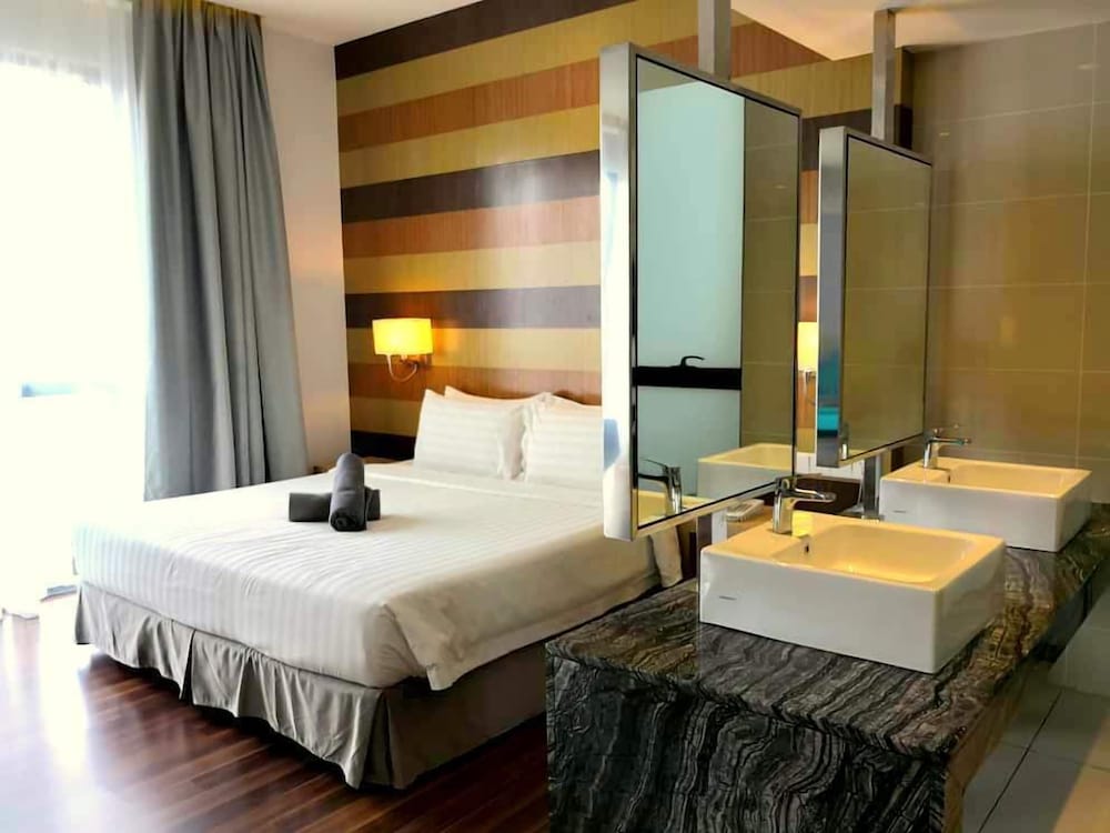 Фото D'majestic Place by Homes Asian 3