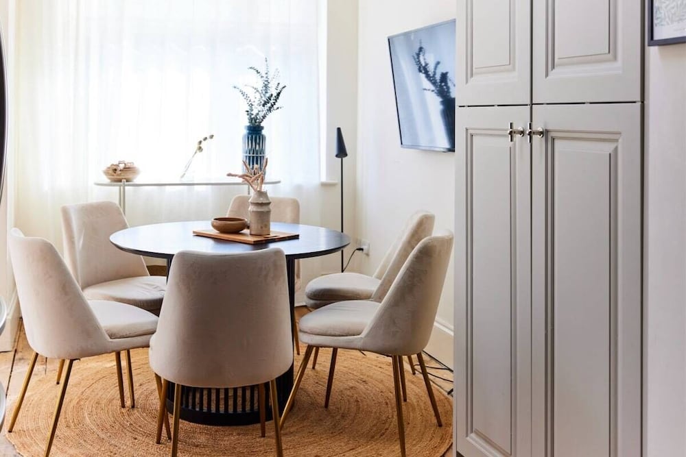 Фото The Barnet Escape - Exquisite 4bdr House With Garden + Patio