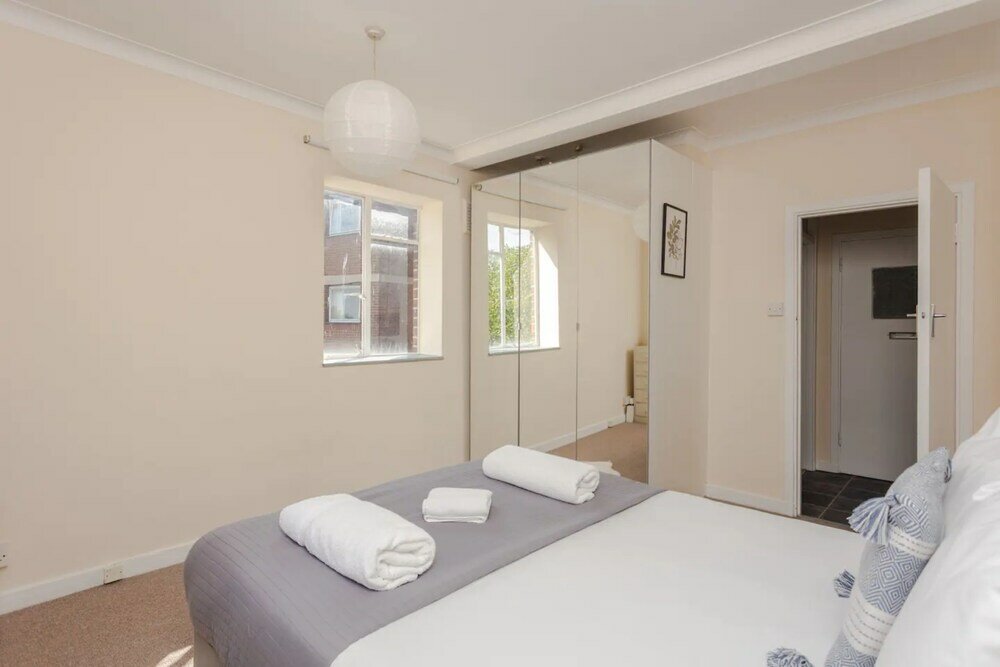 Фото Spacious 2 Bedroom Apartment Near Hampstead Heath