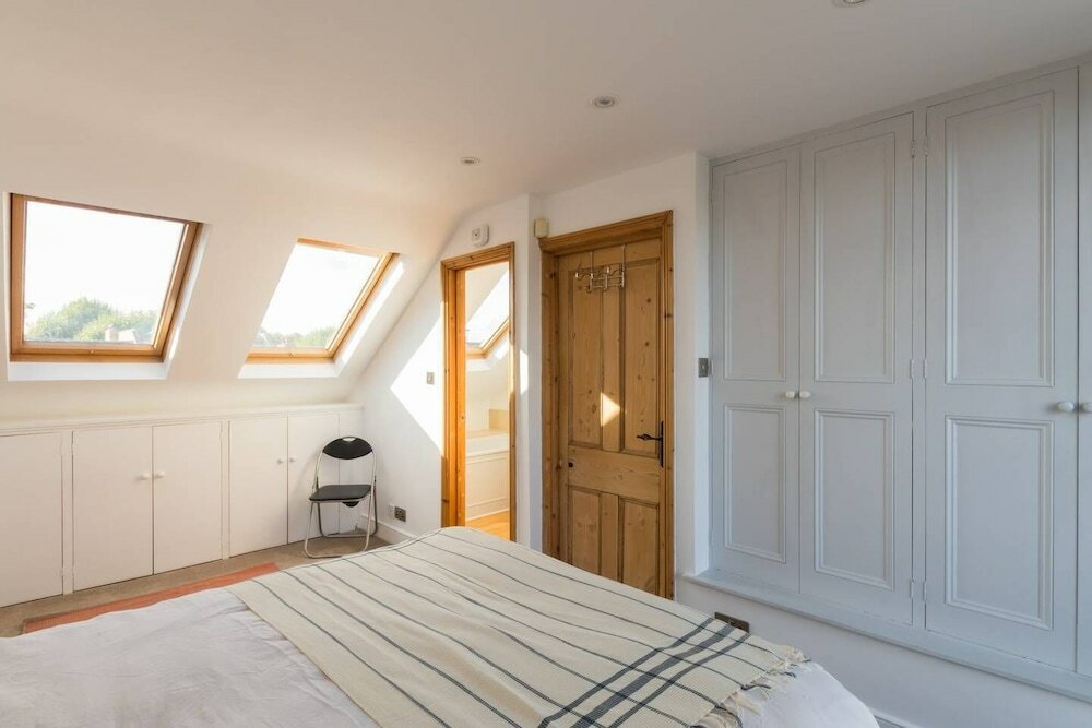 Фото Fabulous 4 Bed House With Garden in Fulham