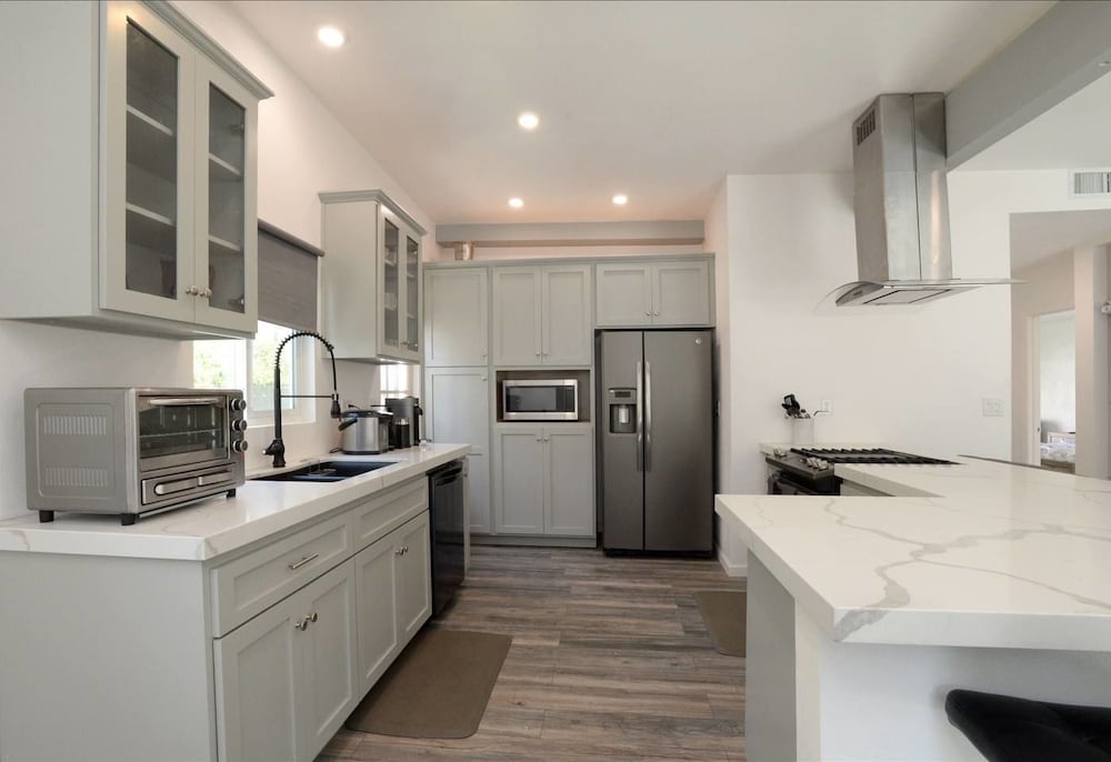 Фото Spacious House on Melrose w Private Backyard Gym