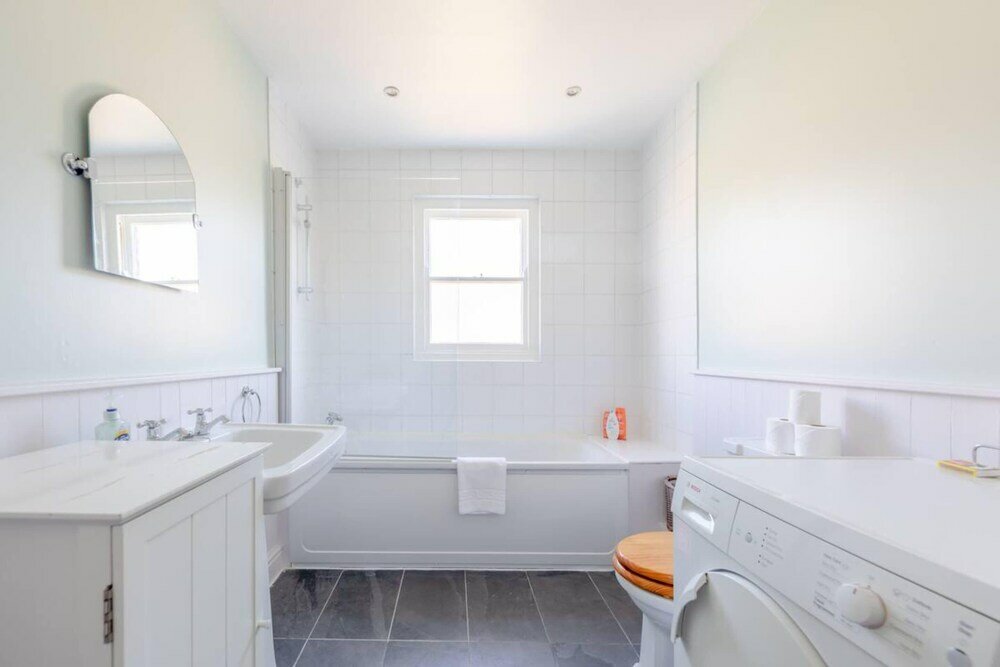 Фото Charming 2 Bedroom Home in West London