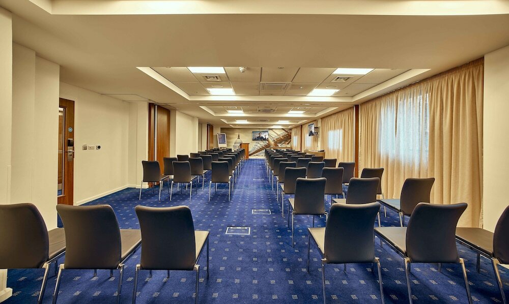 Фото Holiday Inn Express London - Stratford, an Ihg Hotel