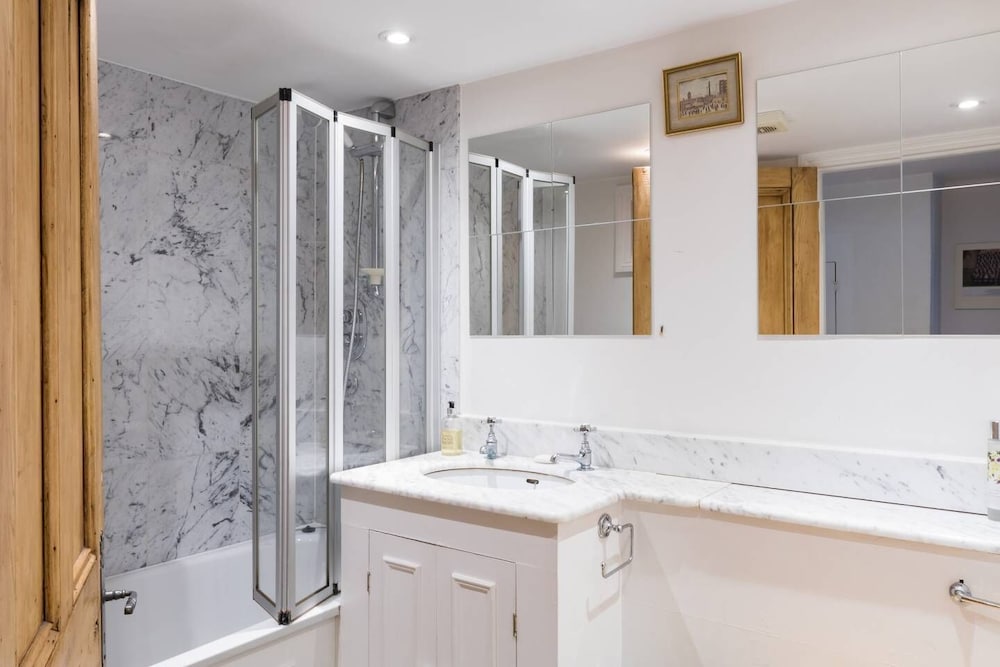 Фото Fabulous 4 Bed House With Garden in Fulham