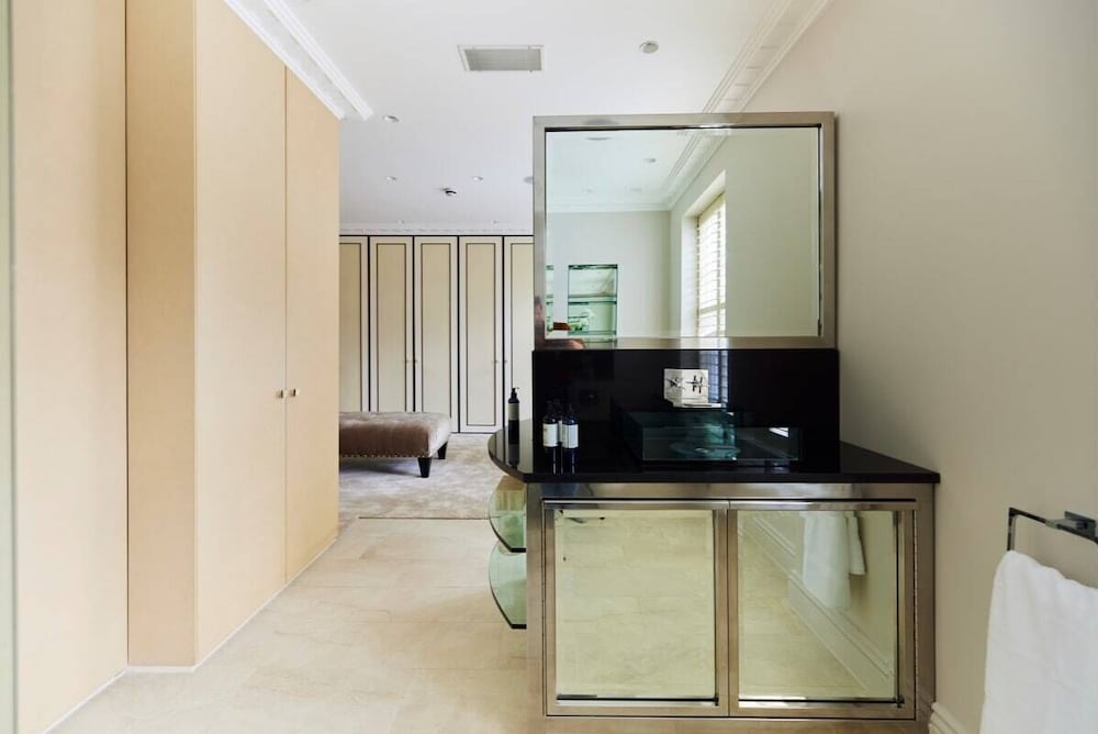 Фото The Chelsea Escape - Spacious 5bdr Flat With Garden