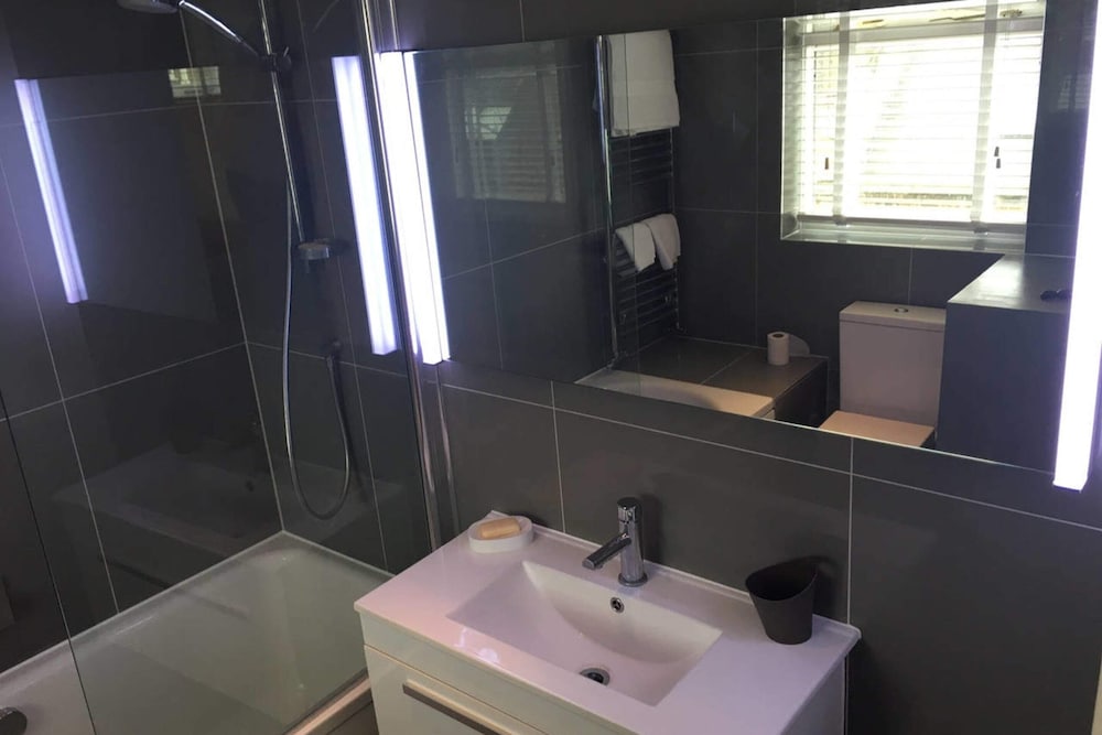 Фото Bright and Modern Bayswater Apartment