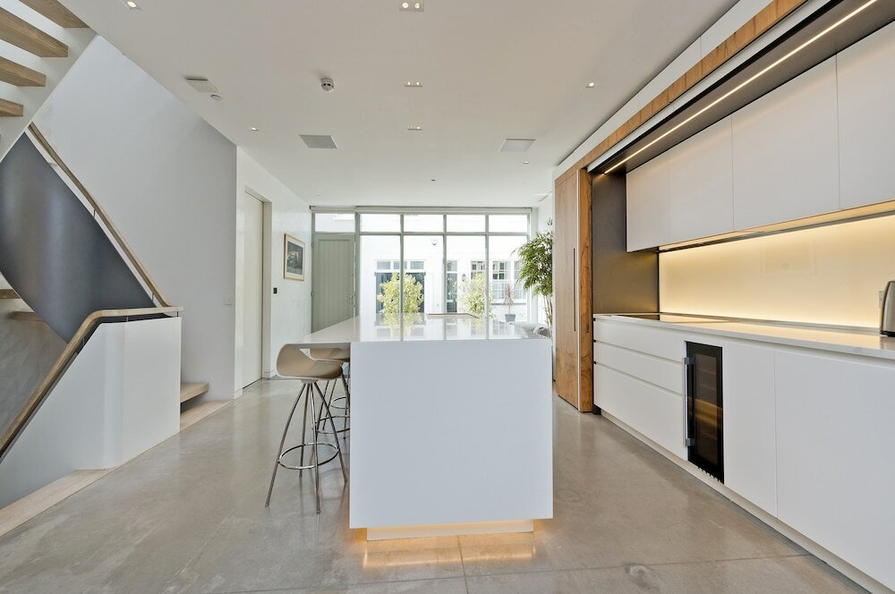 Фото Amazing South Kensington Mews House by Underthedoormat