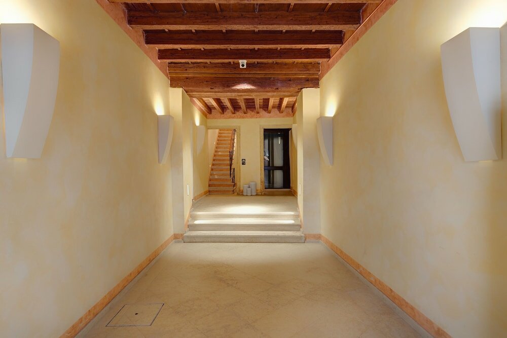 Фото 1881 Luxury Suites