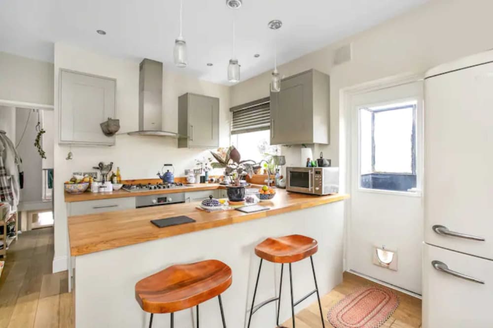 Фото Gorgeous Refurbished 2 Bedroom Apartment With Garden