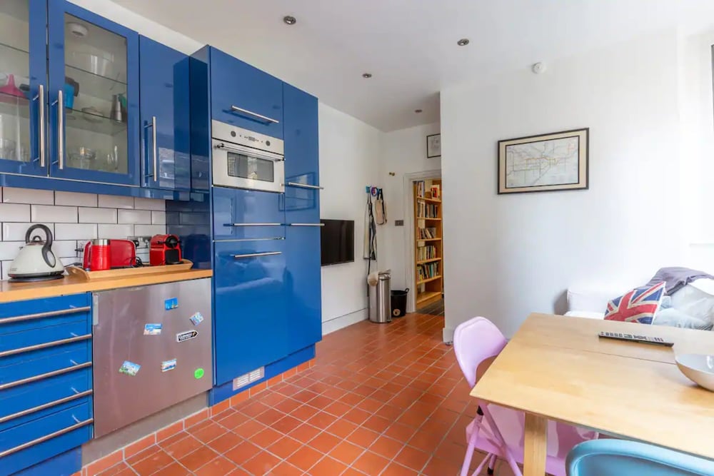 Фото Eclectic 2 Bedroom Victorian era Apartment in Oval