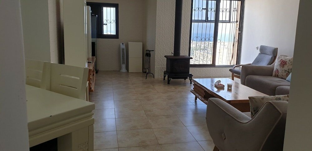 Фото Roomy Apt. w Seaview Fireplace & Netflix