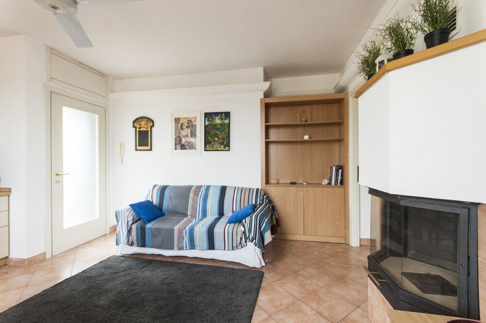 Фото Typical Apartment on River Naviglio Darsena