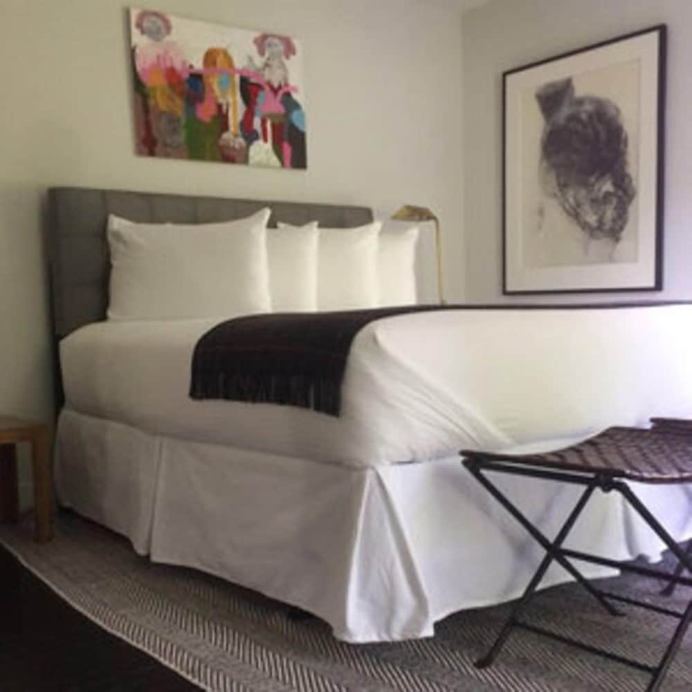 Фото The Raven Resort