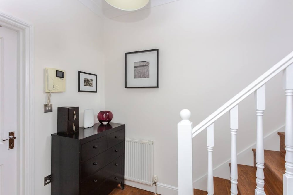 Фото Stylish 3 Bedroom Home With Garden Near Kings Cross