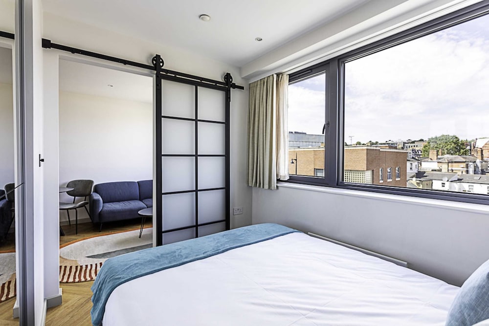 Фото 1-bed Apartment: Close to Wimbledon Station