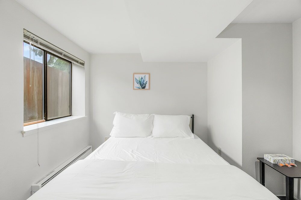 Фото Seattle's Orange Crown 87 Walkscore