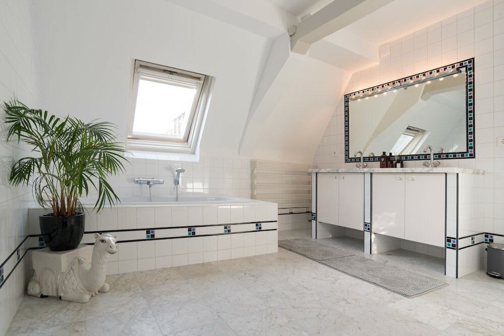 Фото 17th Century Canal Apartment with Roof Terrace