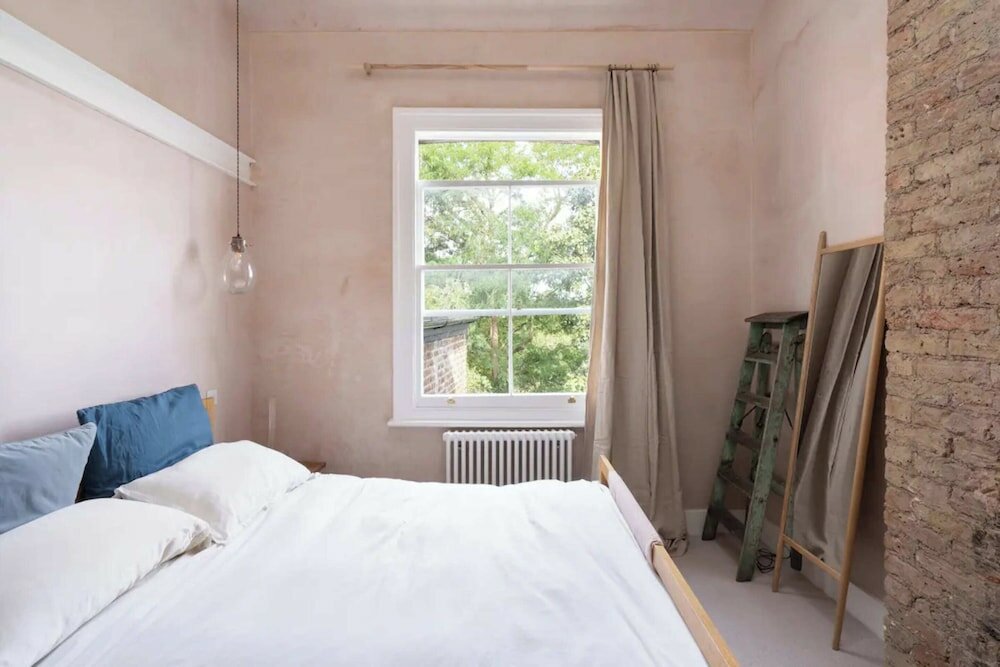 Фото Rustic & Spacious 2bd Flat Near White City