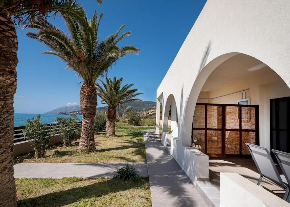 Фото Atalanti Seaside Junior Suites