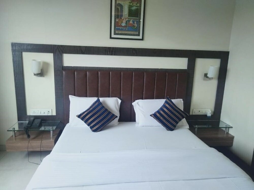 Фото Hotel Udayanraje Palace