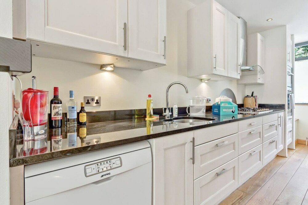 Фото Stylish and Bright 3 Bedroom Duplex in North London