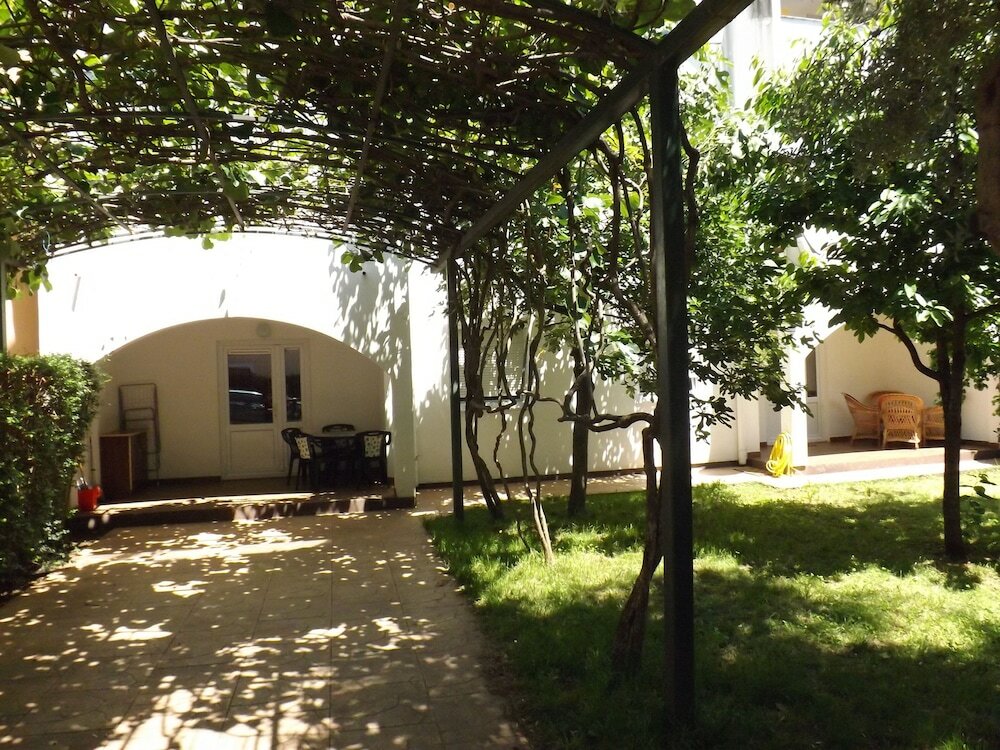 Фото Three Bedroom Apartment With Garden