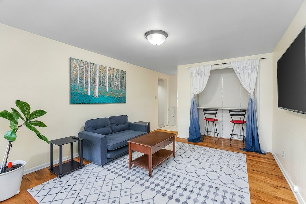 Фото Seattle's Orange Crown 87 Walkscore