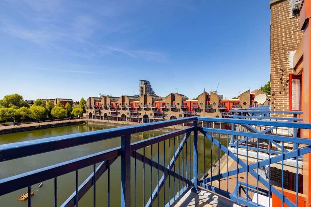 Фото The Shadwell Secret - Contemporary 4bdr House