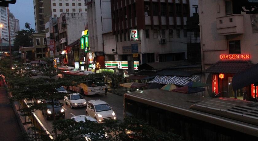 Фото Oyo 615 Dragon Inn Premium Hotel