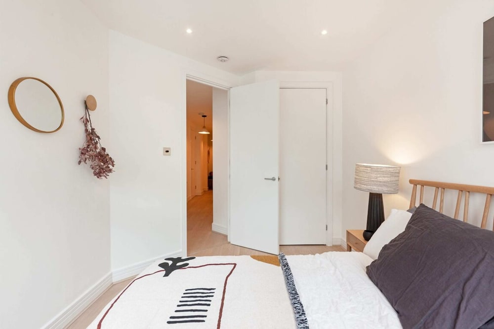 Фото Designer 2 Bedroom Apartment in Holborn