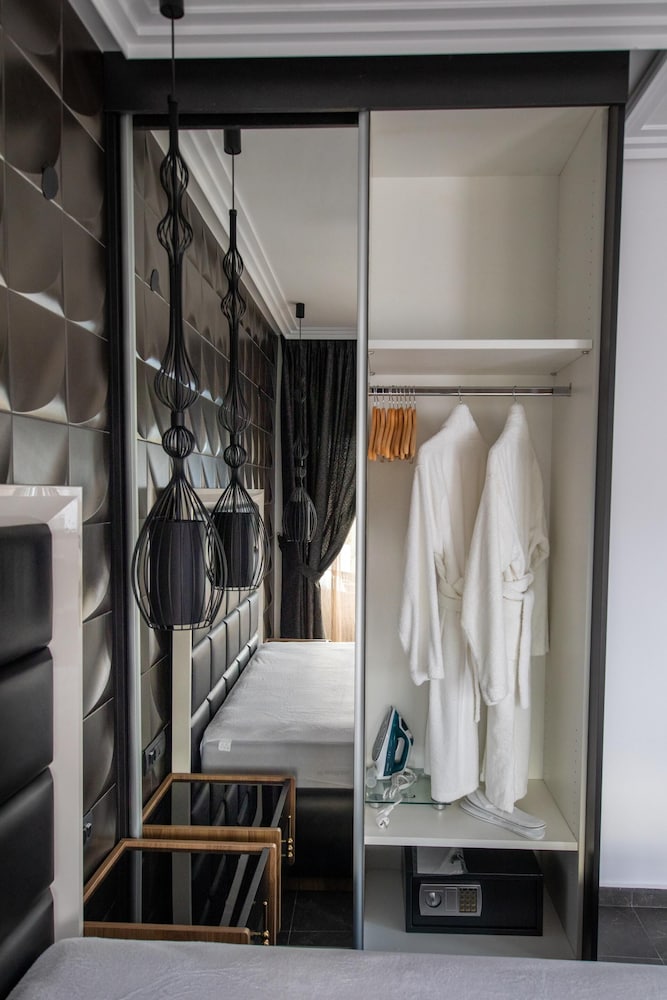 Фото Beach Walk Luxury Suites