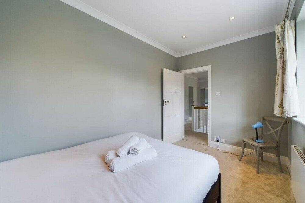 Фото The Richmond Park Hideaway - Cozy 5bdr House With Garden + Rooftop Terrace
