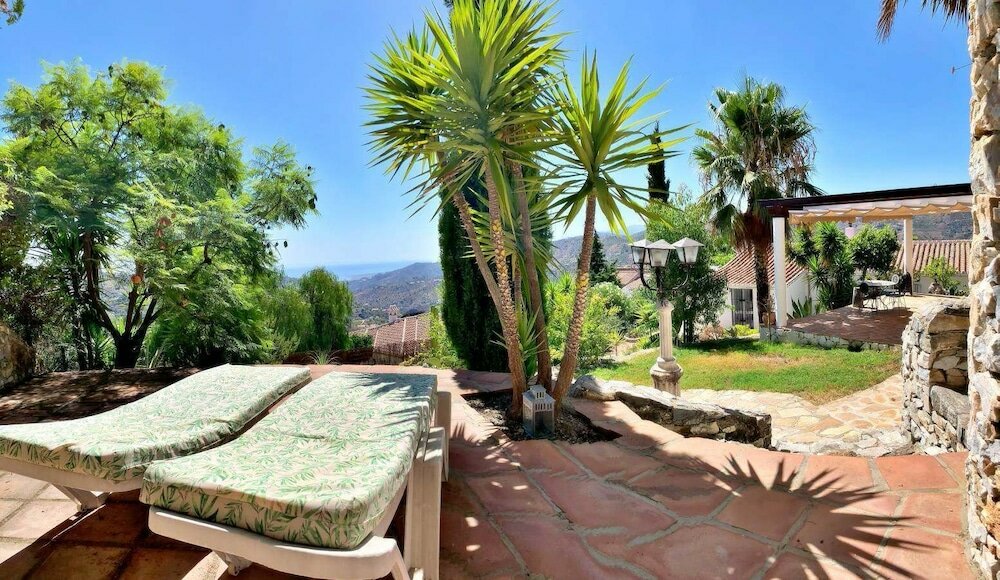 Фото Private, Bright, Spacious House with Pool & Hot Tub