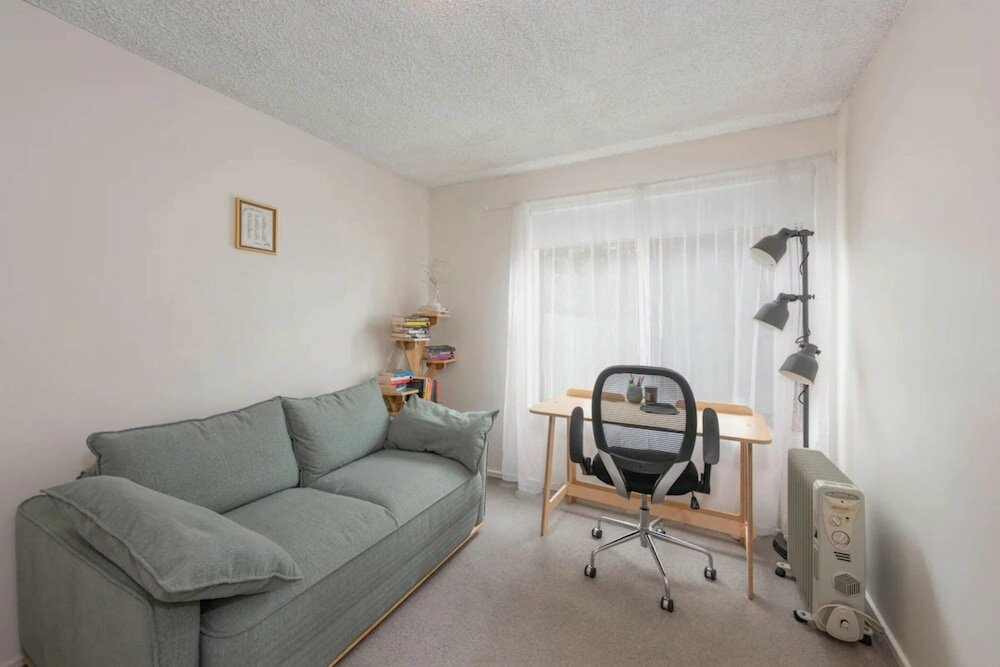 Фото Well-appointed Sunny 2 Bedroom Apartment in Northcote With Parking