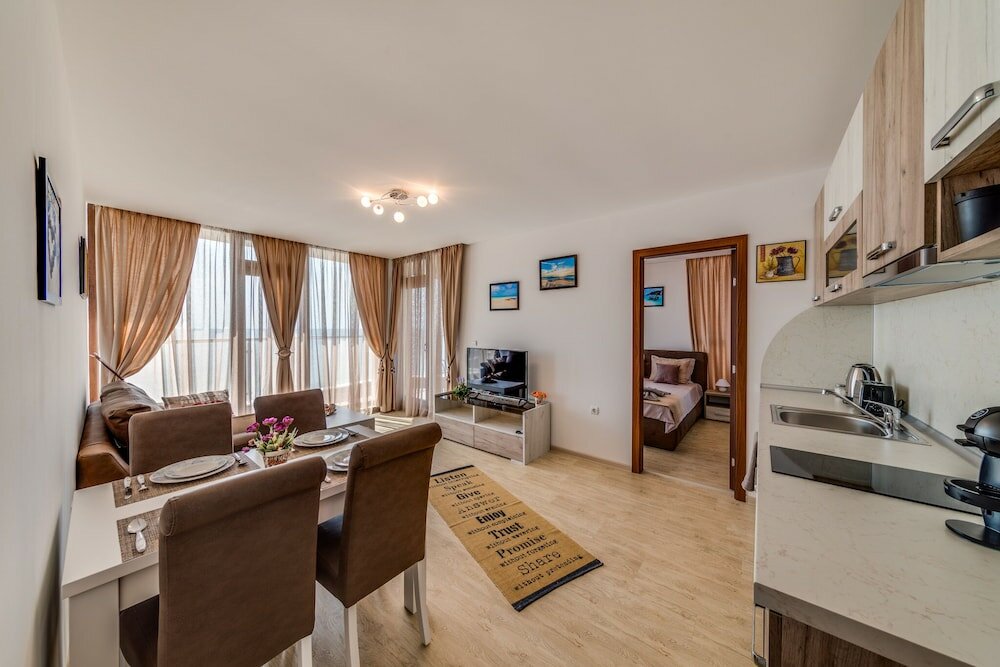 Фото Apartcomplex Golden Bay