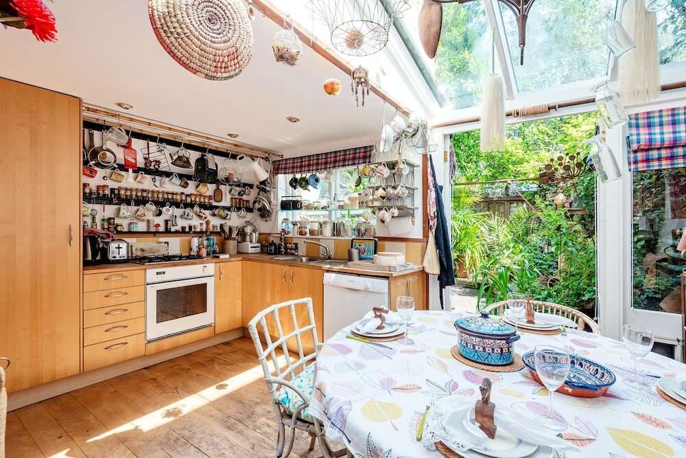 Фото Enchanting Hammersmith Home Close to Shepherds Bush by Underthedoormat