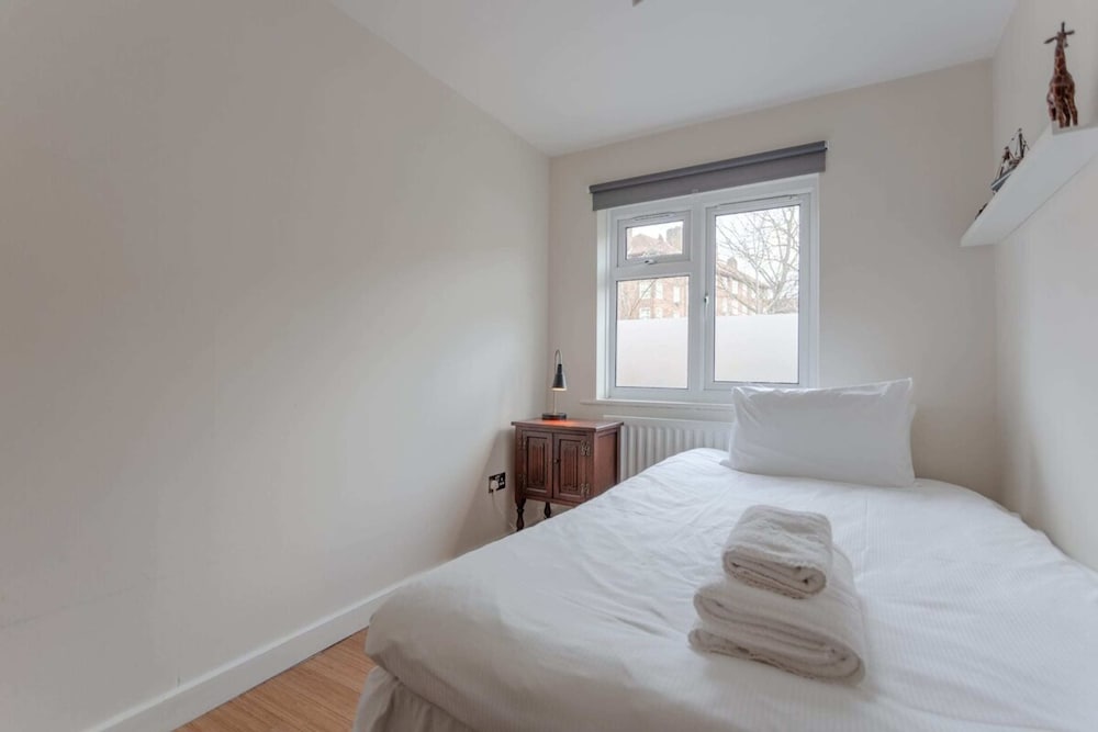 Фото Well Located 2 Bedroom 1 Bath in Elephant & Castle