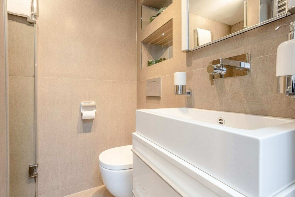 Фото Charmingly Unique and Recently Refurbished Watchman's Lodge in Camden Town