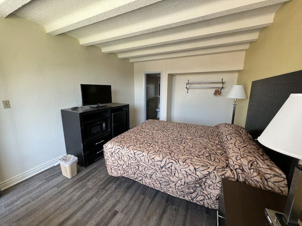 Фото James River Inn & Suites