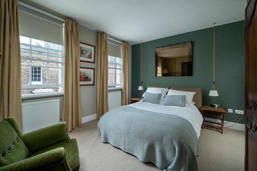 Фото Altido Contemporary 2-Bed House W Private Garden