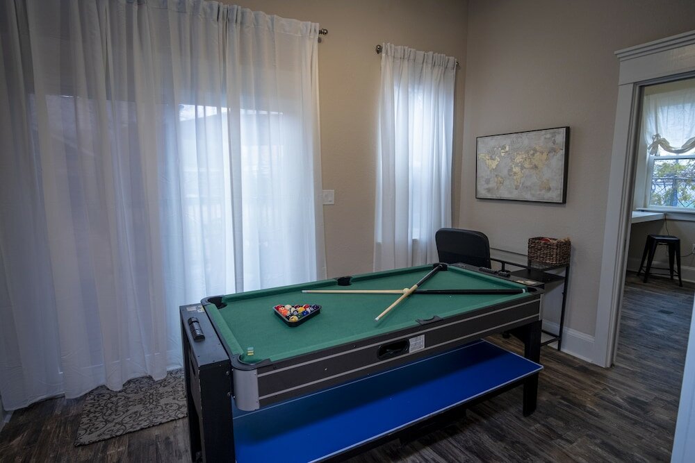 Фото Brand New Large Impressive House Near Downtown!