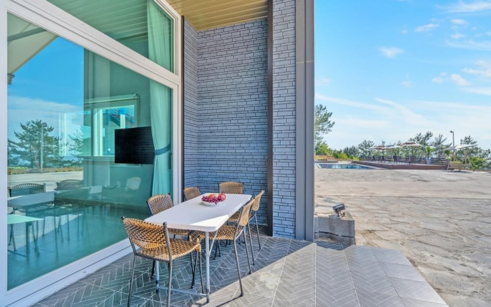 Фото Yeosu Beach Castle Pension